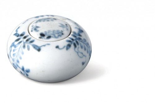 Fig. 4 - Rouge container in white and blue porcelain, Choson period (A.D. 1392-1910) © Coreana Cosmetics Museum