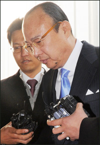 The widening fraud and embezzlement scandal surrounding Hanwha Chairman Kim Seung-youn further disgraces the legacy of one of Korea’s richest men and touches off questions on whether his waywardness is beginning to take a toll on the company. / Korea Times file